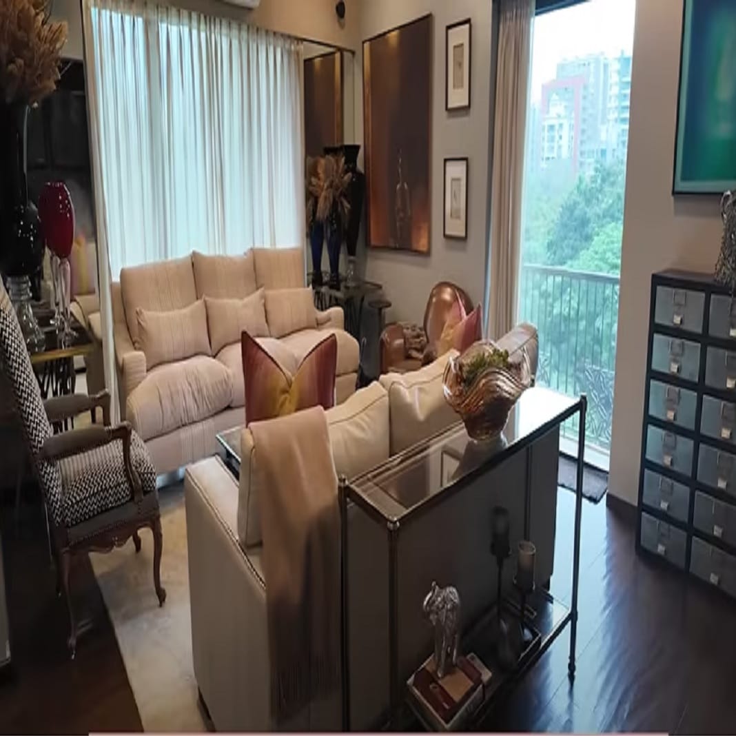 लिविंग एरिया: हा सोनाली बेंद्रेचा घरातील लिविंग एरिया आहे. या भागाच्या दोन्ही बाजूला पांढरे पारदर्शक आणि आकर्षक असे पडदे लावण्यात आले आहेत. भिंतींवर काही चित्रेही लावण्यात आलेली दिसतात. अनेक ठिकाणी सुंदर मोठे वास म्हणजे फुलदाण्या ठेवण्यात आल्या आहेत. 