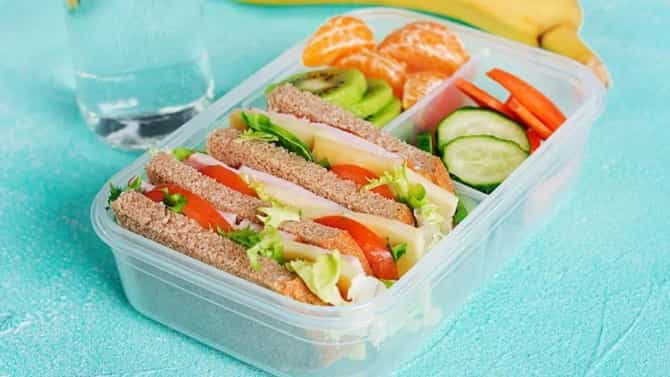 lunch box ideas: उन्हाळ्यात हलका फुलका लंच बॉक्स घेऊन जायचाय? या सोप्या ट्रिक्स करा फॉलो