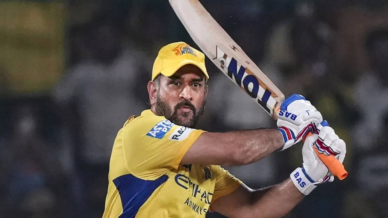 या यादीत दुसऱ्या क्रमांकावर चेन्नई सुपर किंग्सचा कर्णधार महेंद्रसिंह धोनी आहे. त्याने 23 प्लेऑफ सामन्यात 132 च्या स्ट्राईक रेटने 523 धावा केल्या आहेत. पण यंदा चेन्नई सुपर किंग्स साखळी फेरीत राहिली. इतकंच काय तर गुणतालिकेत सर्वात शेवटचा नंबर मिळाला. (PC-PTI)