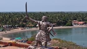 राजकोट किल्ल्यावर छत्रपती शिवाजी महाराजांचा भव्य पुतळा.