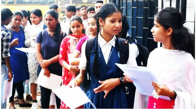 दहावीत पडले कमी गुण? पूनर्मूल्यांकनासाठी असा करा ऑनलाईन अर्ज दहावीत पडले कमी गुण? पूनर्मूल्यांकनासाठी असा करा ऑनलाईन अर्ज