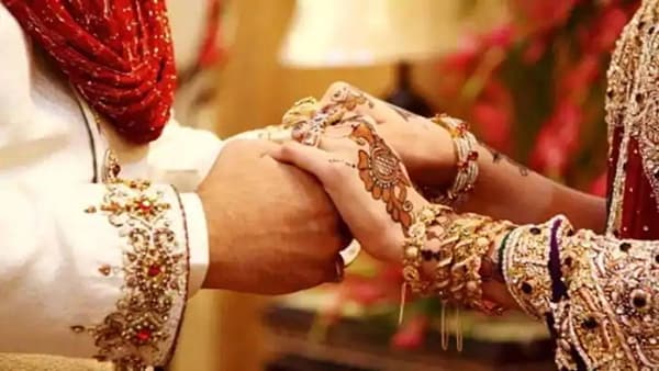 हनीमूनच्या रात्री बेडवर पत्नी वाट पाहत बसली, पतीनं केलं असं काही अख्ख गाव हादरलं