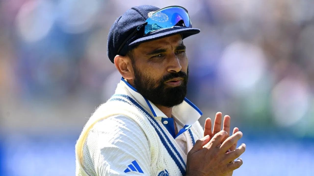 बीसीसीआयने शनिवारी इंग्लंड दौऱ्यासाठी टीम इंडियाची घोषणा केली. इंग्लंड दौऱ्यासाठी टीम इंडियाचा वेगवान गोलंदाज मोहम्मद शमी याला संधी मिळाली नाही. शमीला संधी का दिली गेली नाही? याबाबत निवड समितीचे अध्यक्ष अजित आगरकर यांनी कारण सांगितलंय. (Photo Credit : Gareth Copley-ICC/ICC via Getty Images)