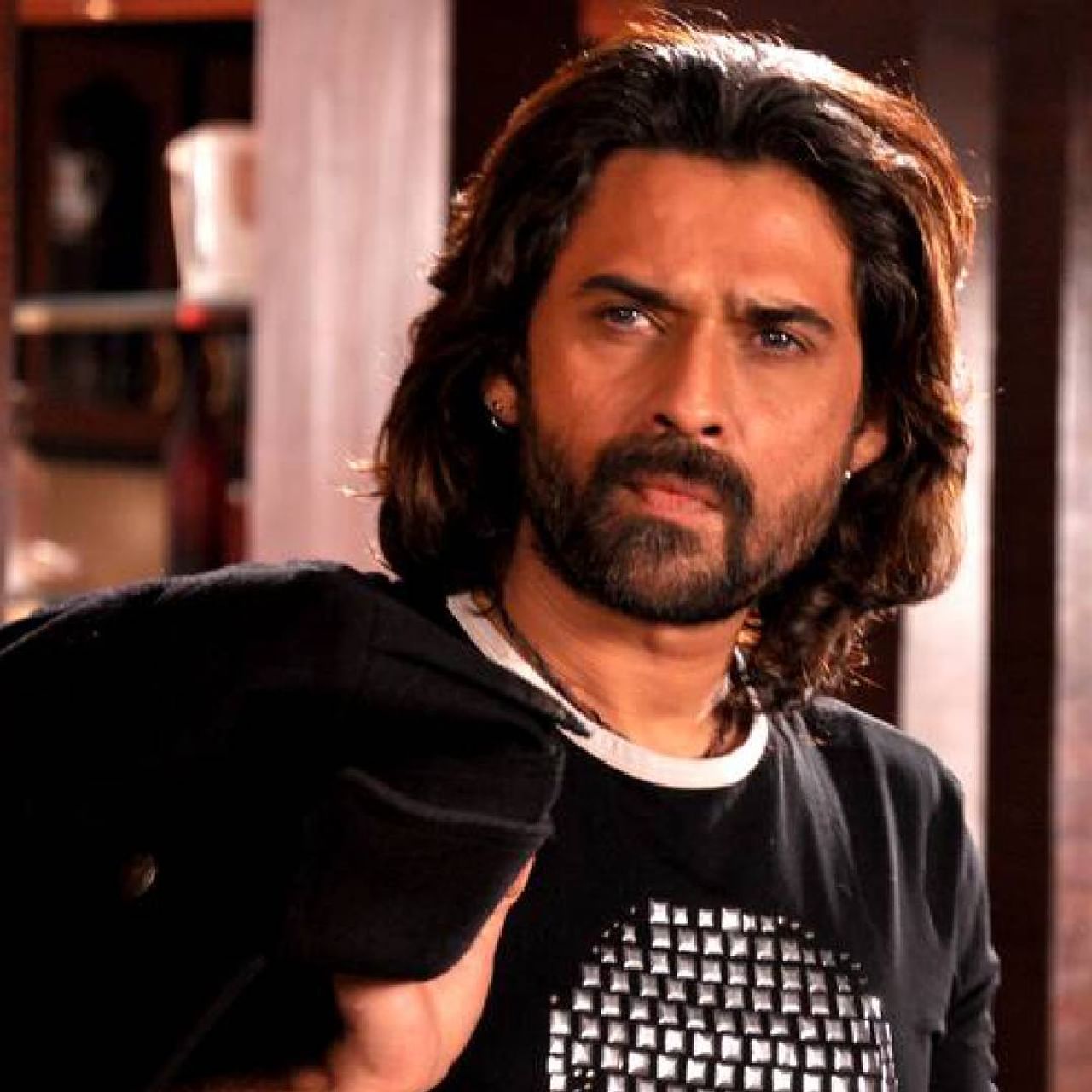 'सन ऑफ सरदार'मधील भूमिकेसाठी लोकप्रिय असलेले अभिनेते मुकुल देव यांचं शुक्रवारी 23 मे रोजी निधन झालं. वयाच्या 54 व्या वर्षी त्यांनी अखेरचा श्वास घेतला. मुकुल यांच्या पार्थिवावर त्यांचे भाऊ आणि अभिनेते राहुल देव यांनी अंत्यसंस्कार केले. 
