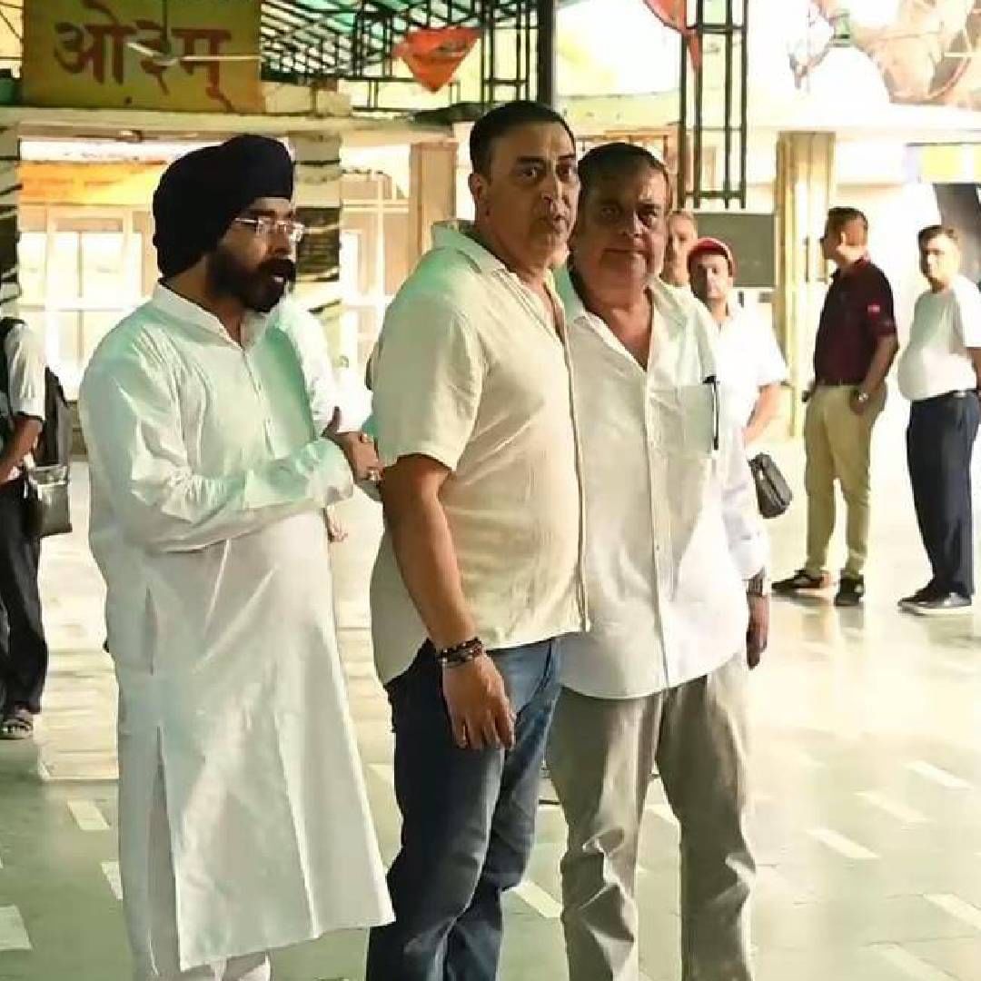 "मुकुल अत्यंत प्रेमळ मनाचा होता. त्याचं वजन वाढल्यानंतर अजय देवगण आणि इतरांनी त्याची मदत केली होती. तुमच्या प्रार्थनामध्ये त्याला लक्षात ठेवा", अशा शब्दांत विंदु दारा सिंह यांनी भावना व्यक्त केल्या आहेत. 
