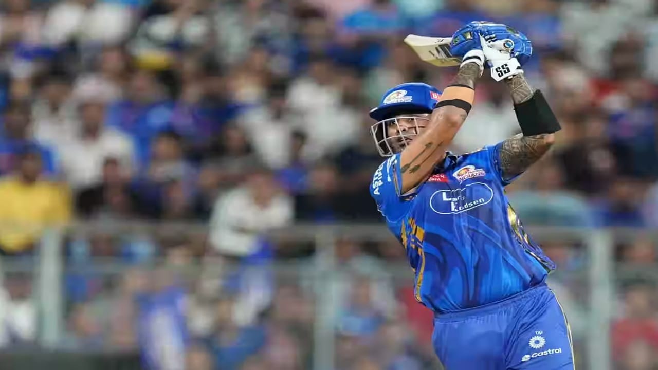 टी 20 क्रिकेटमध्ये टेम्बा बावुमा याने सलग 13 डावांमध्ये किमान 25 पेक्षा अधिक धावा केल्या आहेत.  टेम्बाने 2019 ते 2020 दरम्यान ही कामगिरी केली होती. मात्र सूर्याने एकाच वर्षाच्या कालावधीतच टेम्बा बावुमाच्या विक्रमाची बरोबरी केली आहे. (Photo Credit : Ipl/Bcci)