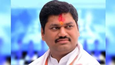 शिवराज दिवटे मारहाण प्रकरणात करुणा मुंडे यांचा धनंजय मुंडेंवर खळबळजनक आरोप, नाव घेत थेट म्हणाल्या...