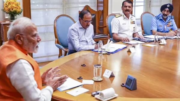 मोठे काही घडणार..., नरेंद्र मोदींकडून हाय लेव्हल बैठकांचे सत्र, नौदल प्रमुखानंतर आता हवाईदल प्रमुखांसोबत बैठक