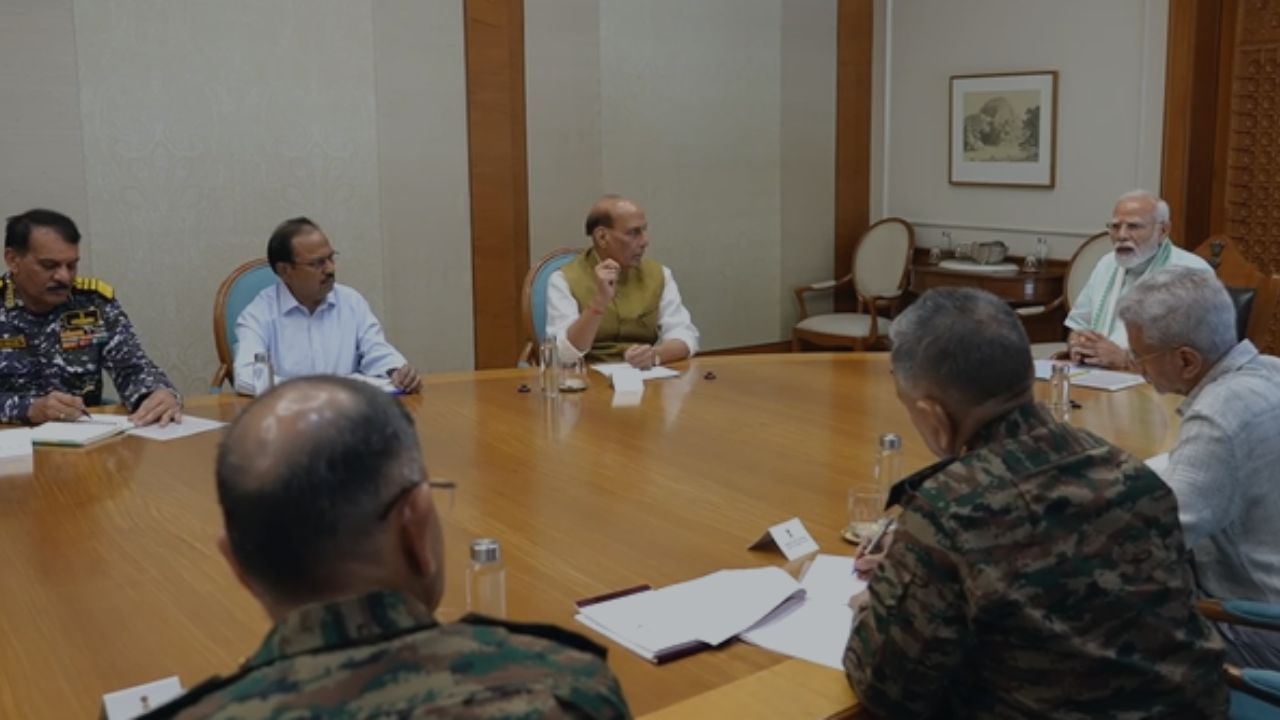 पुन्हा मोठे काही घडणार, शस्त्रसंधीनंतरही नरेंद्र मोदींकडून बैठकांचे सत्र, हवाई दलाने म्हटले, 'ऑपरेशन सिंदूर' अजूनही सुरु