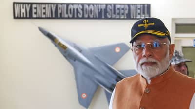 ऑपरेशन सिंदूरनंतर प्रथमच पंतप्रधान नरेंद्र मोदी थेट आदमपूर एयरबेसवर, जवानांसोबत काय झाली चर्चा?