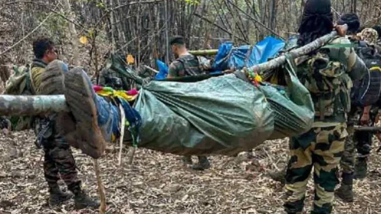 Encounter : ऑपरेशन सिंदूरनंतर जवानांचं आणखी एक मोठं ऑपरेशन; जंगलात घुसून 22 नक्षलवाद्यांचा खात्मा? Encounter : ऑपरेशन सिंदूरनंतर जवानांचं आणखी एक मोठं ऑपरेशन; जंगलात घुसून 22 नक्षलवाद्यांचा खात्मा?