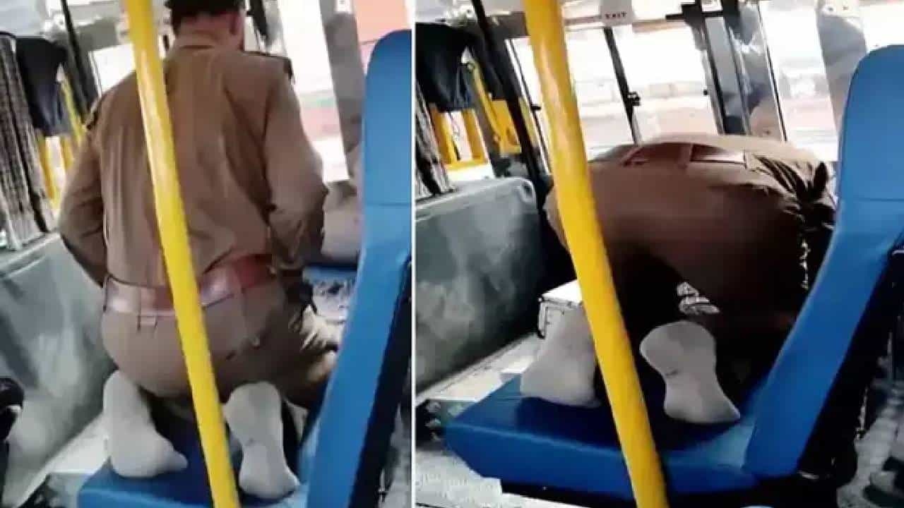 KSRTC Driver Video: रस्त्यात भरगच्च प्रवाशांची बस थांबवली अन् ड्रायव्हरचं नमाज पठण, व्हिडीओ व्हायरल होताच.... KSRTC Driver Video: रस्त्यात भरगच्च प्रवाशांची बस थांबवली अन् ड्रायव्हरचं नमाज पठण, व्हिडीओ व्हायरल होताच....