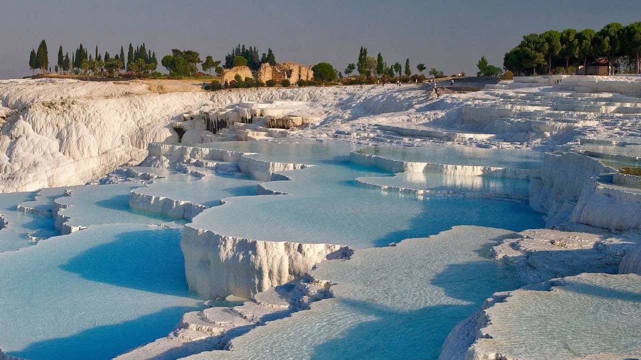 गरम पाण्याच्या या झऱ्यात कॅल्शिमय कार्बोनेट मोठ्या प्रमाणात मिळते. त्वचेच्या अनेक आजारांसाठी हा घटक फार लाभदायी आहे, असे मानले जाते. (Image Source: Getty Images)