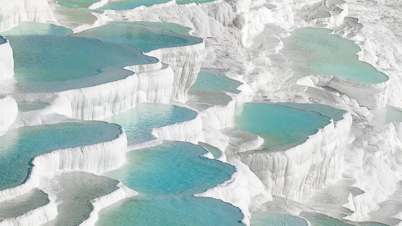 पामुक्काले या गावात गरम पाण्याच्या झऱ्यांमध्ये चनुखडक आहे. या चुनखडकांच्या दगडांत पाण्याचे झरे पाहायला मिळतात हा परिसरा एखाद्या स्वर्गाप्रमाणे भासतो. (Image Source: Getty Images) 