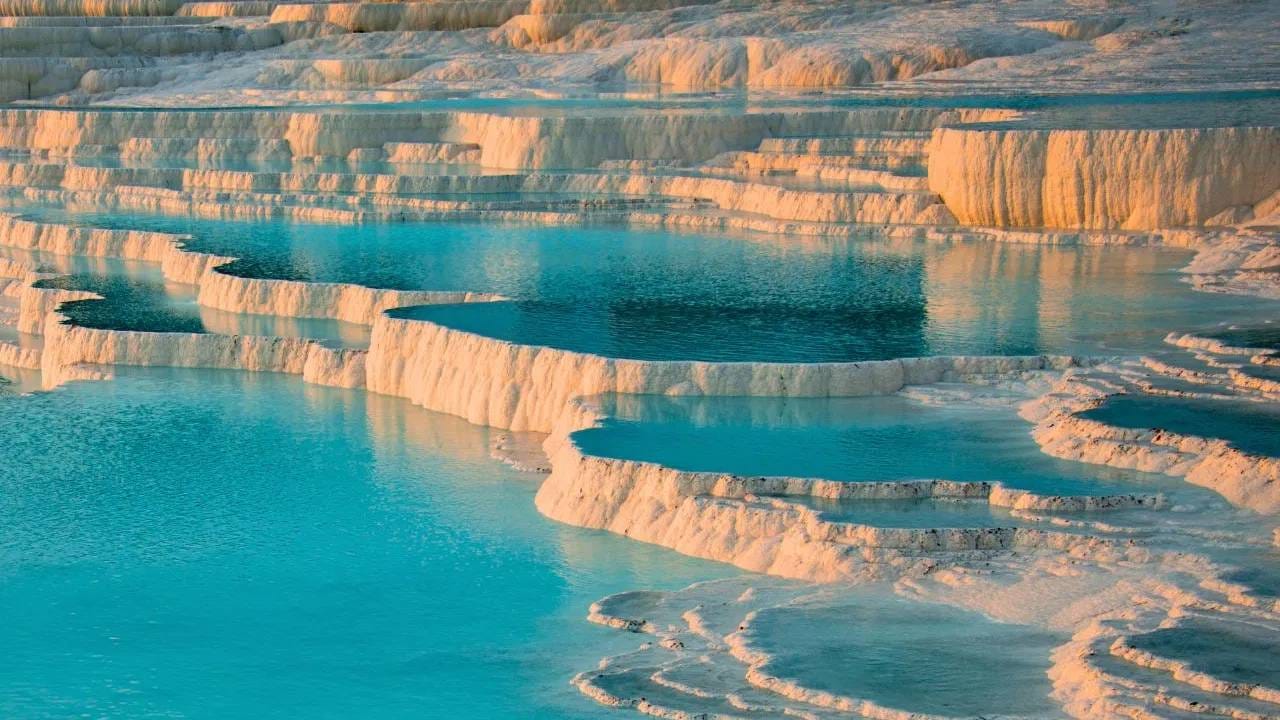 टर्की या देशातील पामुक्काले गावात जगातील सर्वांत अनोखा गरम पाण्याचा झरा आहे. युनोस्कोच्या जागतिक वारसास्थळात या गरम पाण्याच्या झऱ्याचा समावेश आहे. (Image Source: Getty Images)