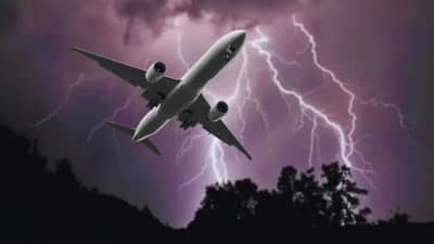 एअर टर्ब्युलन्समध्ये सापडले विमान, २२७ प्रवाशांची पाचावर धारण, अखेर नाक तुटले..अन्