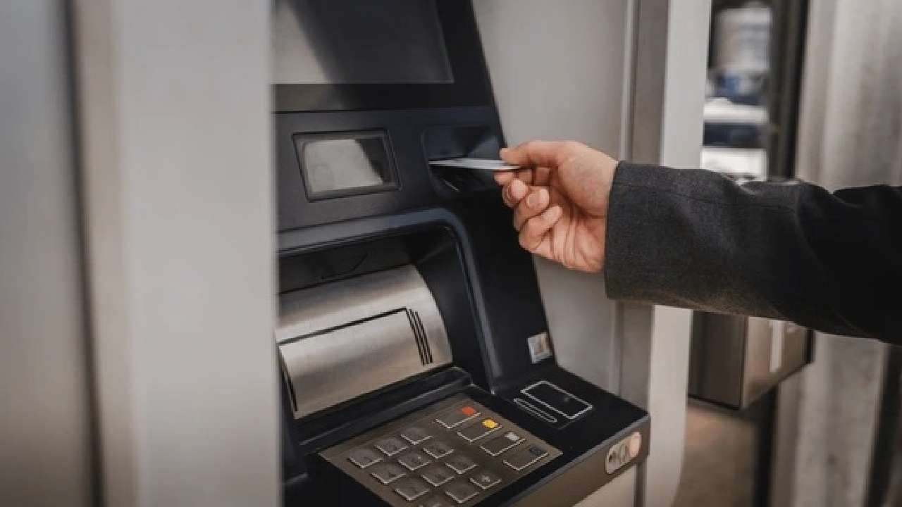 एटीएमची हेराफेरी, १०० रुपयांचे बटण दाबले, ५०० रुपये निघाले, ग्राहकांची छप्पर फाडके कमाई...