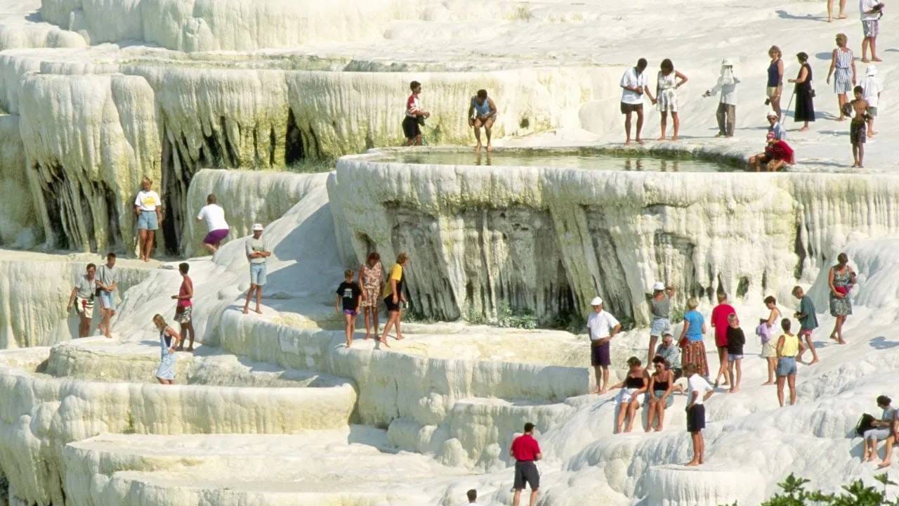 पामुक म्हणजेच कापूस या शब्दापासून पामुक्काले या गावाचे नाव पडलेले आहे. क्क्ले या शब्दाचा अर्थ महल असा होतो. (Image Source: Getty Images)