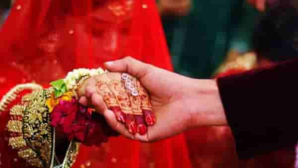नवरदेवाचे हात पाहिले अन् नवरीची सटकलीच, भर मंडपात घडवली जल्माची अद्दल; तुम्हीही व्हा सावध