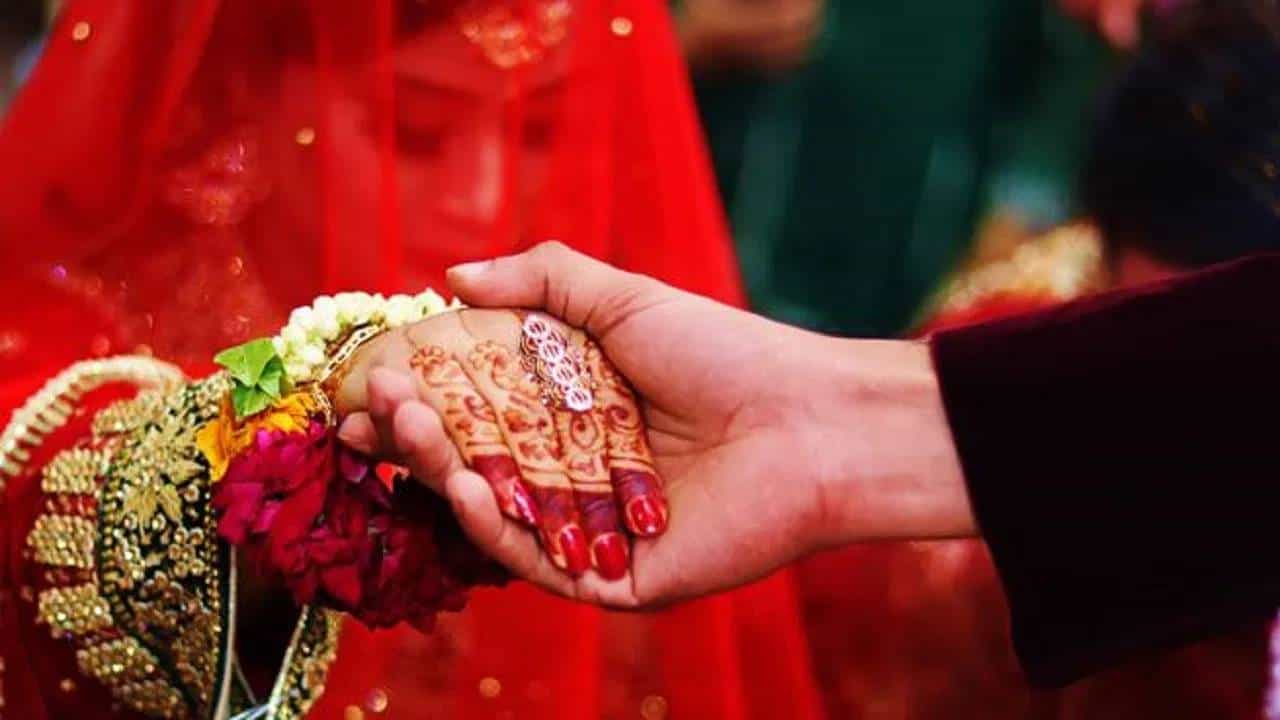 नवरदेवाचे हात पाहिले अन् नवरीची सटकलीच, भर मंडपात घडवली जल्माची अद्दल; तुम्हीही व्हा सावध