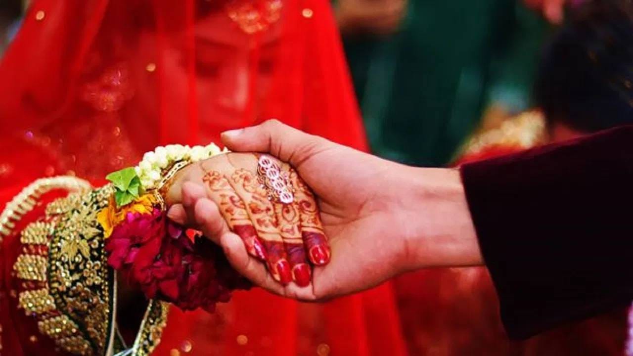 नवरदेवाचे हात पाहिले अन् नवरीची सटकलीच, भर मंडपात घडवली जल्माची अद्दल; तुम्हीही व्हा सावध