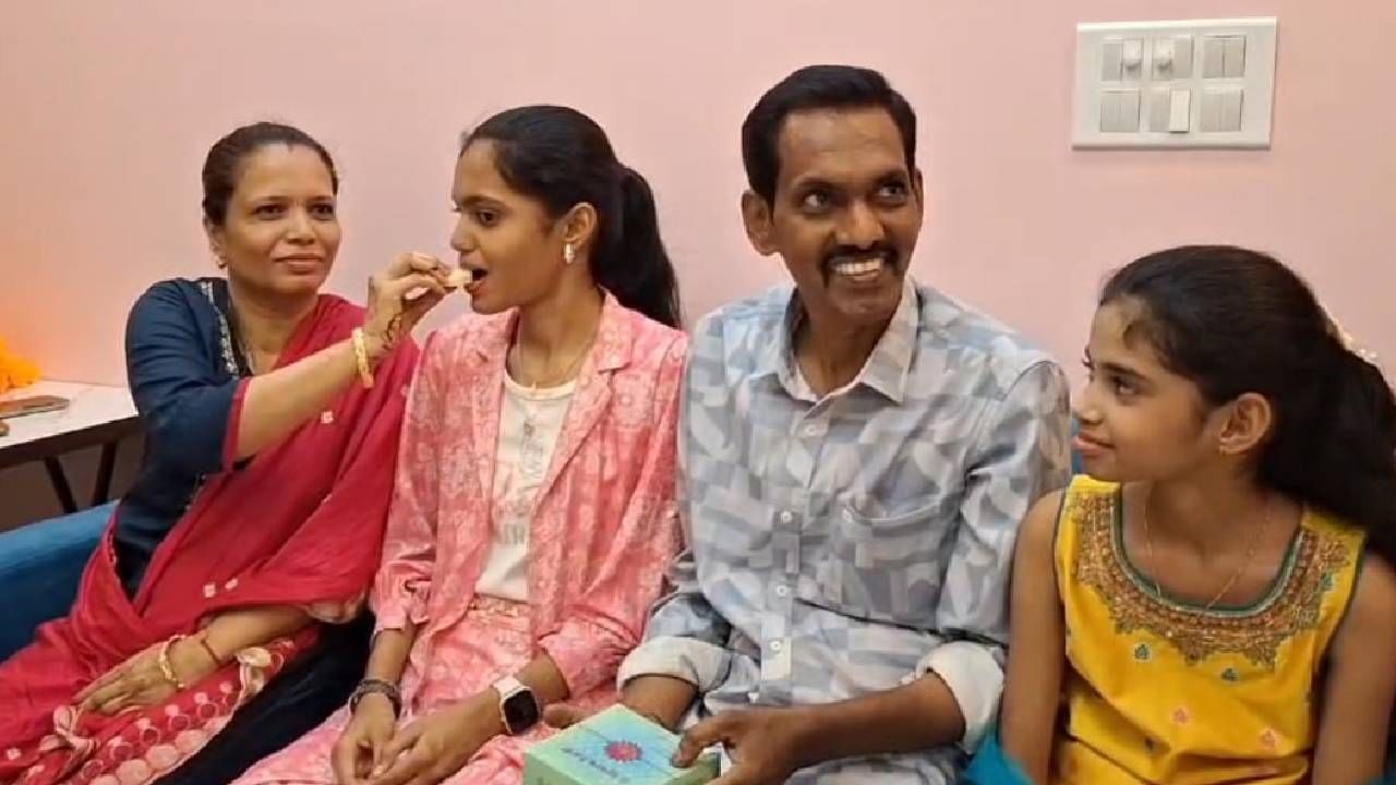 आयसीएसई बोर्डाच्या 10 वीच्या परीक्षेत डोंबिवलीतील यशस्वी शैलेश देसाई हिने 97.80 टक्के गुण मिळवले. ओम इंग्लिश स्कूलमध्ये शिक्षण घेणाऱ्या यशस्वीने कोणत्याही क्लासचा आधार न घेता घरीच अभ्यास करून यशाची ही कमान गाठली.