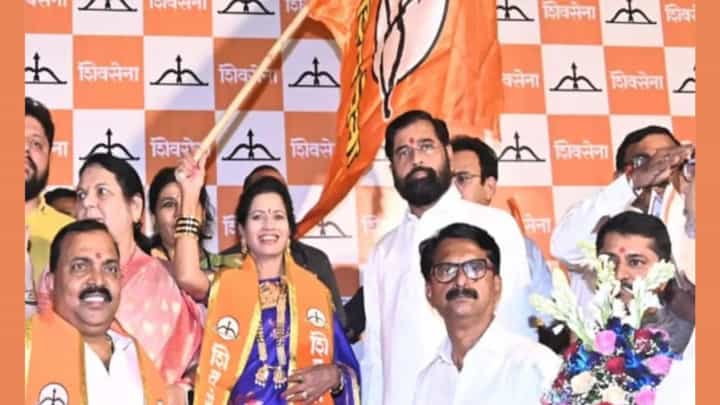 Nirmala Gavit : नाशिकमध्ये ठाकरेंच्या सेनेला दुसरा धक्का! निर्मला गावित शिंदेंच्या शिवसेनेत दाखल Nirmala Gavit : नाशिकमध्ये ठाकरेंच्या सेनेला दुसरा धक्का! निर्मला गावित शिंदेंच्या शिवसेनेत दाखल