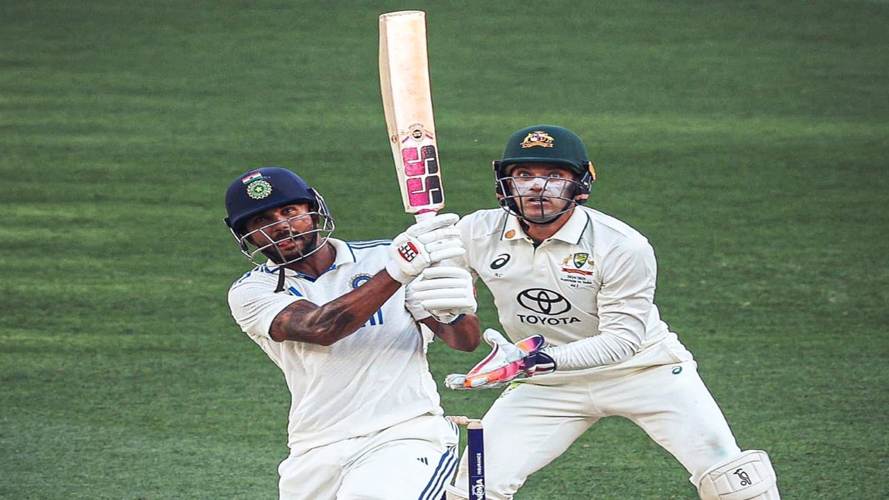 श्रेयस अय्यर याने कसोटी क्रिकेटमध्ये कमबॅक केलंय. तसेच श्रेयसने बीसीसीआयचा वार्षिक करारही मिळवला. अय्यरने 2021 साली कसोटी पदार्पण केलं. मात्र श्रेयसला सातत्याने धावा करता आल्या नाहीत. श्रेयस जानेवारी 2024 साली कसोटी संघातून बाहेर पडला. मात्र श्रेयसने 2024-2025 रणजी ट्रॉफीत 68.57 च्या सरासरीने 480 धावा केल्या. (Photo Credit : Shreyas Iyer X Account)