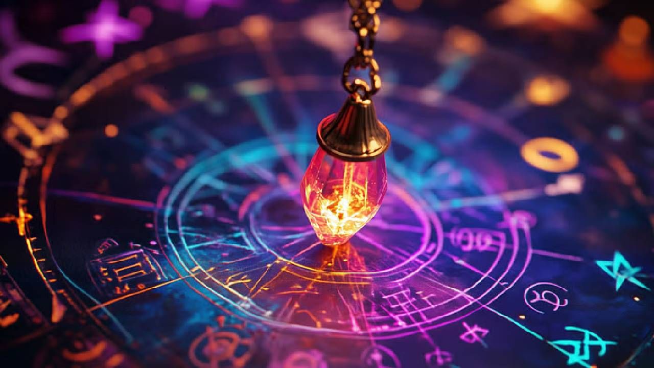 नास्त्रेदमस याचा जन्म फ्रान्समधील वाडी वजा गाव सेंट रेमी येथे 14 डिसेंबर 1503 रोजी झाला होता. 1566 यावर्षी त्याचा मृत्यू झाला. त्याने 2025 या वर्षासाठी काही भयावह भविष्यवाण्या केल्या आहेत. सध्या भारत आणि पाकिस्तान यांच्यामध्या ताणतणाव वाढला आहे. दोन्ही देशात केव्हाही युद्ध भडकण्याची शक्यता वर्तवण्यात येत आहे. आशिया आणि युरोपातील अनेक छोट्या छोट्या देशात गेल्या काही दिवसांपासून तणाव आहे. युक्रेन-रशिया, इस्त्रायल-हमास आणि इतर दहशतवादी संघटनांमध्ये युद्ध सुरू आहे. त्याचवेळी नास्त्रेदमसने हिंदू धर्माविषयी मोठी भविष्यवाणी केली आहे.