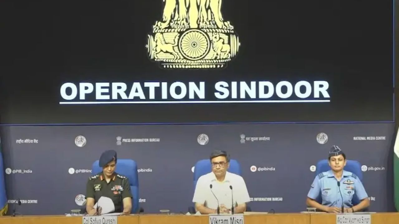 भारतीय लष्कराच्यावतीने परराष्ट्र सचिव विक्रम मिस्त्री यांच्यासह दोन महिला अधिकाऱ्यांनी 'ऑपरेशन सिंदूर' बद्दल माध्यमांना माहिती दिली. त्यापैकी एक कर्नल सोफिया कुरेशी आणि दुसरी विंग कमांडर व्योमिका सिंग आहे.