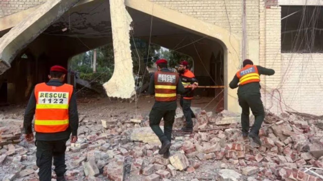 पाकिस्तानमधील कोणती 12 शहरे बॉम्बस्फोटांनी हादरली? 50 ड्रोन हल्ल्याचे लक्ष्य काय होते? पाकिस्तानमधील कोणती 12 शहरे बॉम्बस्फोटांनी हादरली? 50 ड्रोन हल्ल्याचे लक्ष्य काय होते?