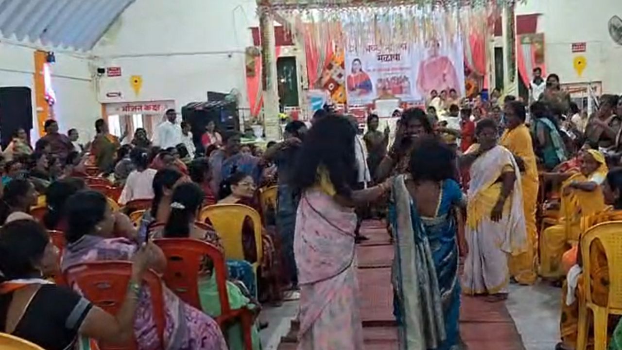 VIDEO : ‘राष्ट्रवादी पुन्हा’ गाण्यावर चक्क महिलेच्या अंगात आलं; पंढरपूरच्या मेळाव्यात नेमकं काय घडलं?