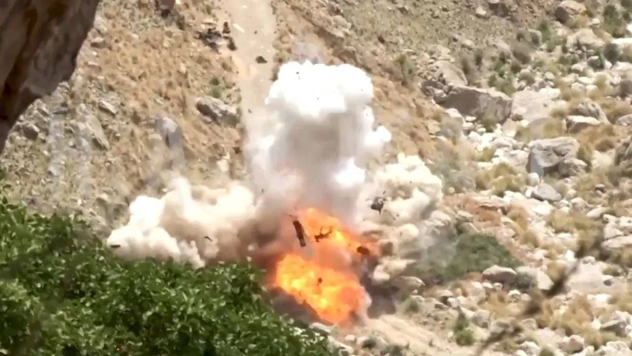 Pakistan Army : पाकिस्तानी सैन्याला मोठा झटका, 12 सैनिक ठार, VIDEO आला समोर