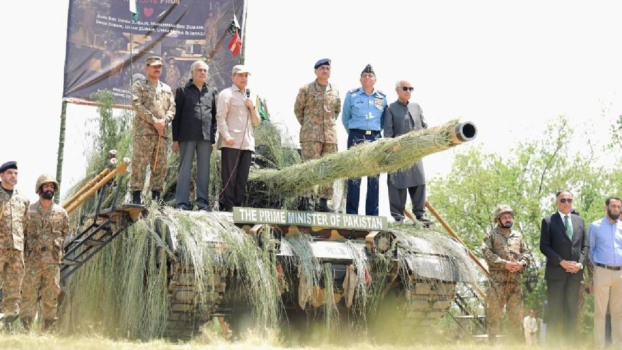 Shehbaz Sharif : नक्कल करतात पण अक्कल नाही, पाकिस्तानी PM शहबाज शरीफ रणगाड्यावर चढले आणि म्हणाले....