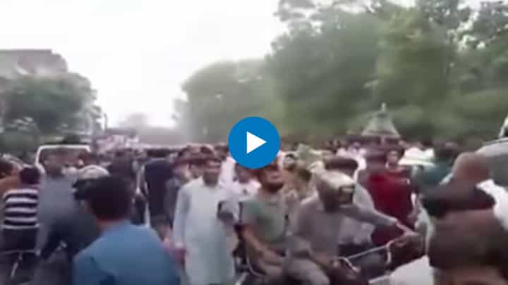 Pakistan Bomb Blast Video : पाकिस्तानात स्फोटांची मालिका; 10 शहरांमध्ये 12 बॉम्बस्फोट, शहरं केली रिकामी Pakistan Bomb Blast Video : पाकिस्तानात स्फोटांची मालिका; 10 शहरांमध्ये 12 बॉम्बस्फोट, शहरं केली रिकामी