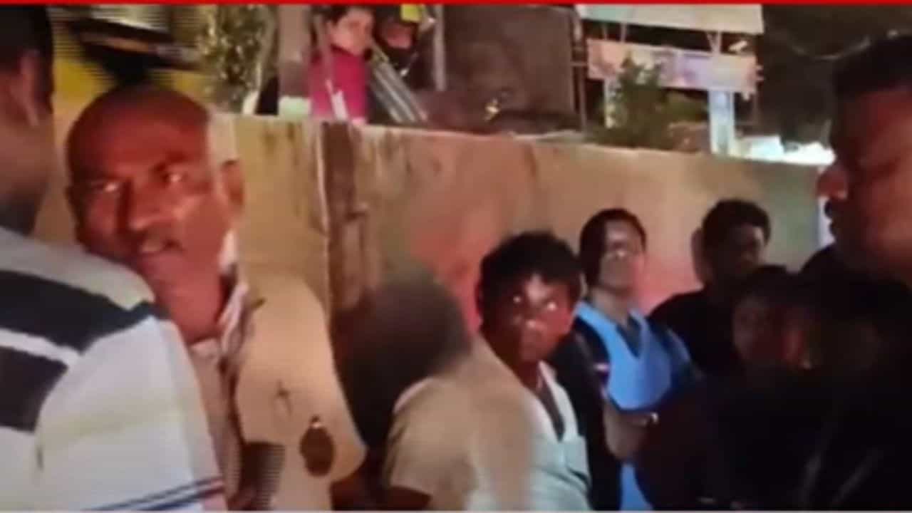 प्रवाशांनी केलं असं काही की, वैतागलेल्या चालकाने बस चालवण्यास दिला नकार