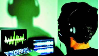 फोन टॅपिंग होत असल्याने राज्यातील अधिकारी फोन उचलत नाही..., राष्ट्रवादी शरद पवार गटातील बड्या नेत्याचा खळबळजनक आरोप