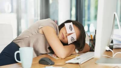 दुपारच्या जेवणानंतर ऑफिसमध्ये झोप येते का? ‘या’ टिप्स फॉलो करा