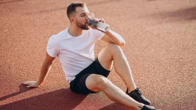 उन्हाळ्यात व्यायाम करताना डिहायड्रेशन टाळण्यासाठी प्या ही 4 प्री वर्कआउट ड्रिंक्स