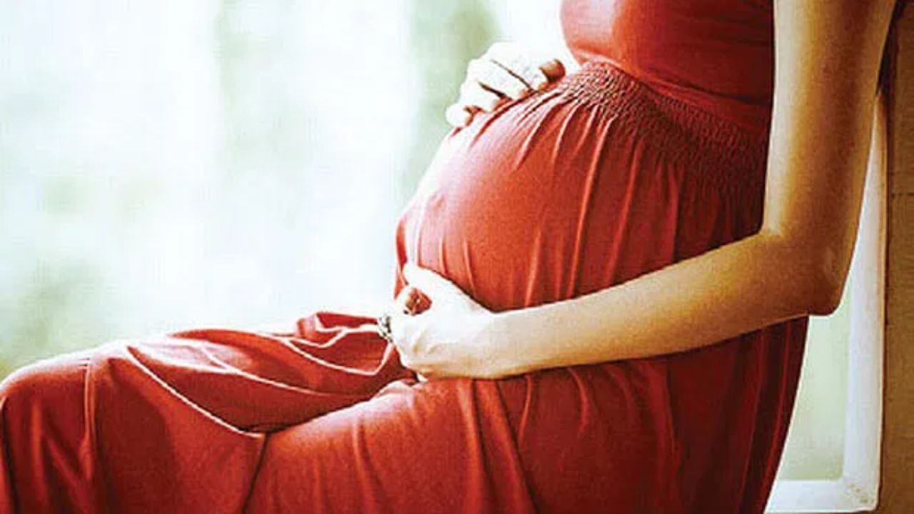 त्यामुळे अनेकदा डॉक्टर पहिल्या तीन महिन्यांपर्यंत गर्भधारणेबद्दल कोणालाही न सांगण्याचा सल्ला देतात. अनेकजण याला अंधश्रद्धा मानत असले तरी, यामागे काही ठोस वैद्यकीय कारणं आहेत.