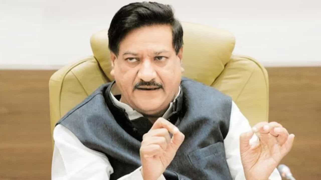 Prithviraj Chavan : भगवा नव्हे तर हिंदू दहशतवाद म्हणा... मालेगाव बॉम्बस्फोटावर माजी मुख्यमंत्री काय बोलून गेले?
