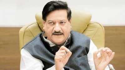 रमी खेळणाऱ्यांना दोष द्यायचा की..., माणिकराव कोकाटेंच्या व्हिडीओवरून पृथ्वीराज चव्हाणांचा थेट सवाल