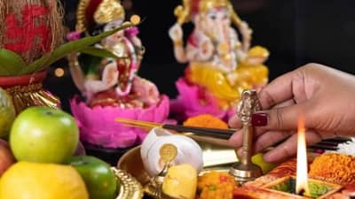 देवघरातील देवींची या पद्धतीनं पूजा कल्यास घरात नांदेल सुख शांती