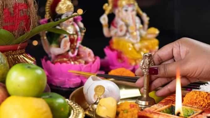 देवघरातील देवींची या पद्धतीनं पूजा कल्यास घरात नांदेल सुख शांती