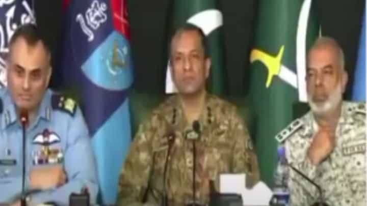 Pulwama Attack : पुलवामा हल्ल्यात पाकिस्तानचा हात, स्वत: दिली कबुली Pulwama Attack : पुलवामा हल्ल्यात पाकिस्तानचा हात, स्वत: दिली कबुली
