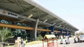 पुणे विमानतळावर तब्बल दहा कोटींचा गांजा जप्त, दोघांना घेतलं ताब्यात.