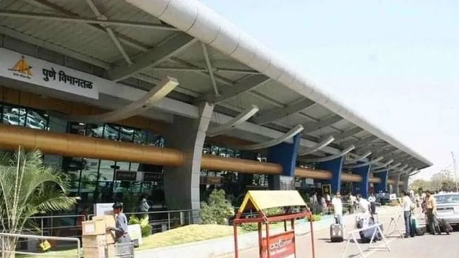 पुणे विमानतळावर तब्बल दहा कोटींचा गांजा जप्त, दोघांना घेतलं ताब्यात पुणे विमानतळावर तब्बल दहा कोटींचा गांजा जप्त, दोघांना घेतलं ताब्यात