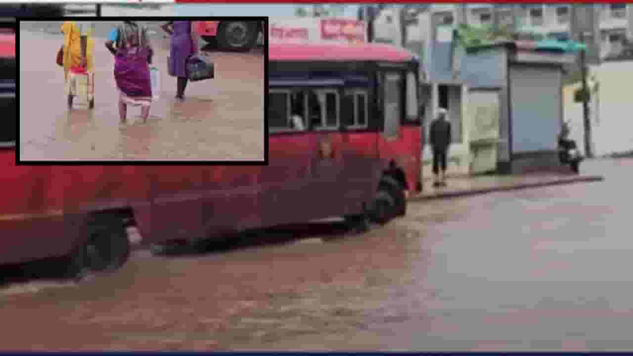 Pune Rain Updates : पुण्यात पावसाचा कहर! रस्ते खचले, ट्रॅक्टर वाहून गेलं, घरांमध्येही शिरलं पाणी Pune Rain Updates : पुण्यात पावसाचा कहर! रस्ते खचले, ट्रॅक्टर वाहून गेलं, घरांमध्येही शिरलं पाणी