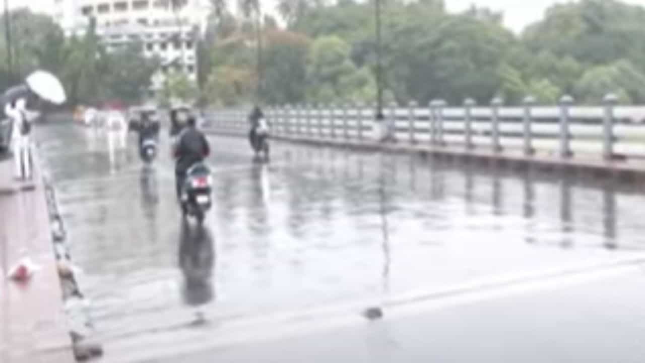 Maharashtra Weather Updates : पुण्यासह तीन जिल्ह्यांसाठी पुढील 4 तास रेड अलर्ट Maharashtra Weather Updates : पुण्यासह तीन जिल्ह्यांसाठी पुढील 4 तास रेड अलर्ट