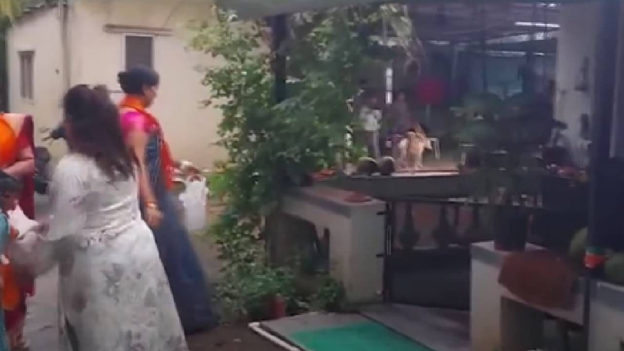 मुळशी तालुक्यातील भूकुम येथे राजेंद्र हगवणे याचे घर आहे. याच घरावर शेणपेक करण्यात आली आहे. 